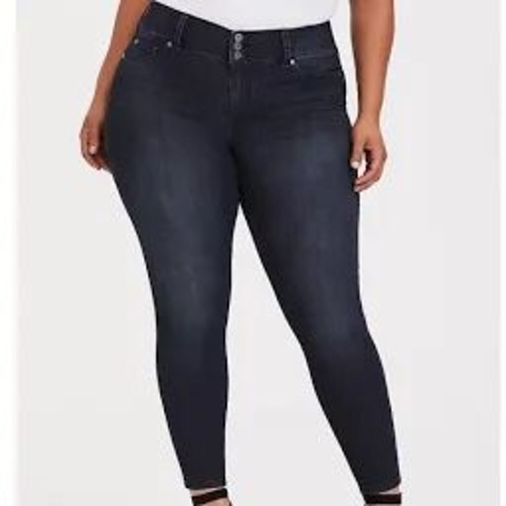 Torrid dark wash size 20R cropped triple button jeggings